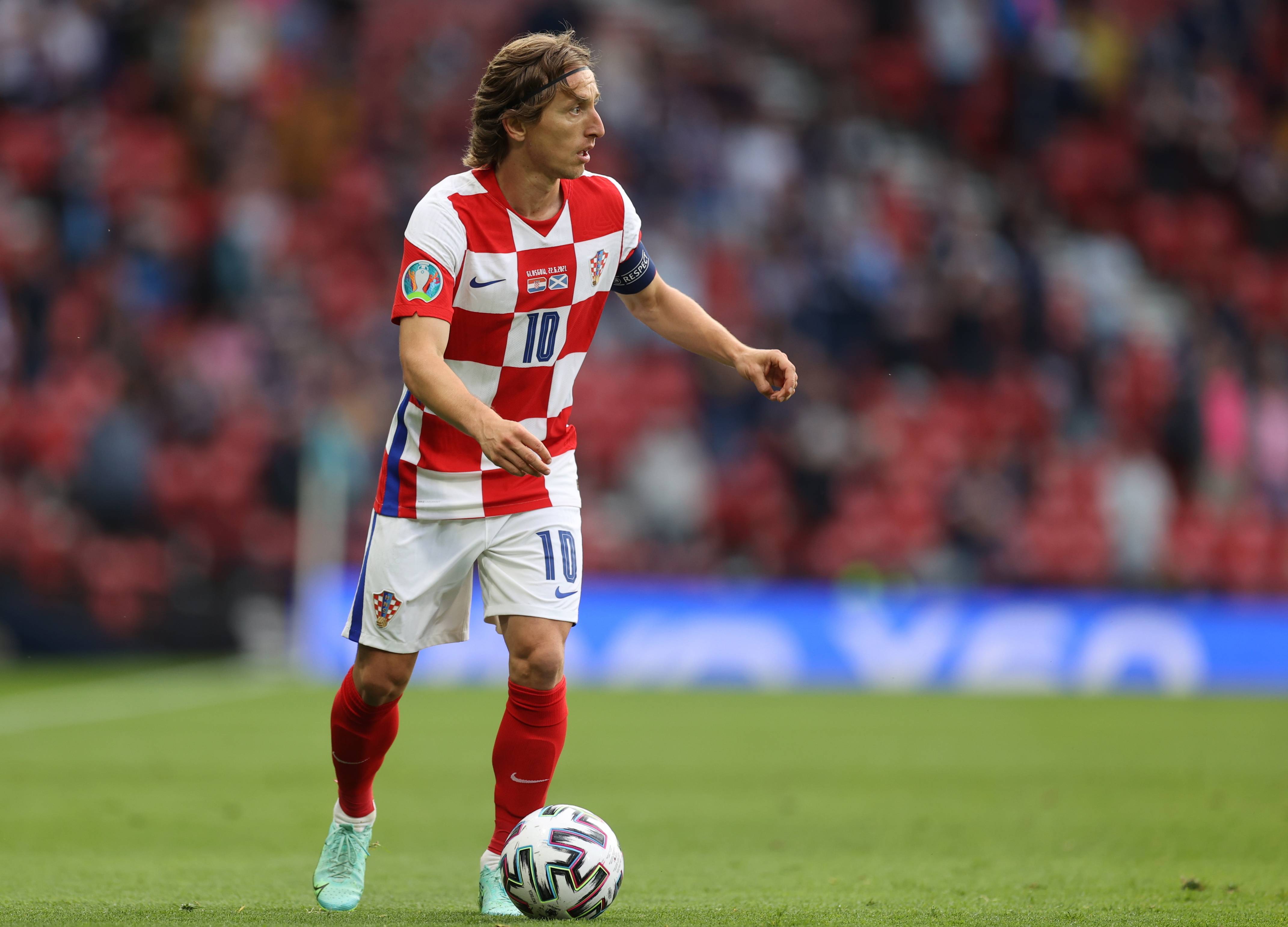 记者：弗拉霍维奇遭佛罗伦萨球迷种族歧视侮辱，导致比赛中断